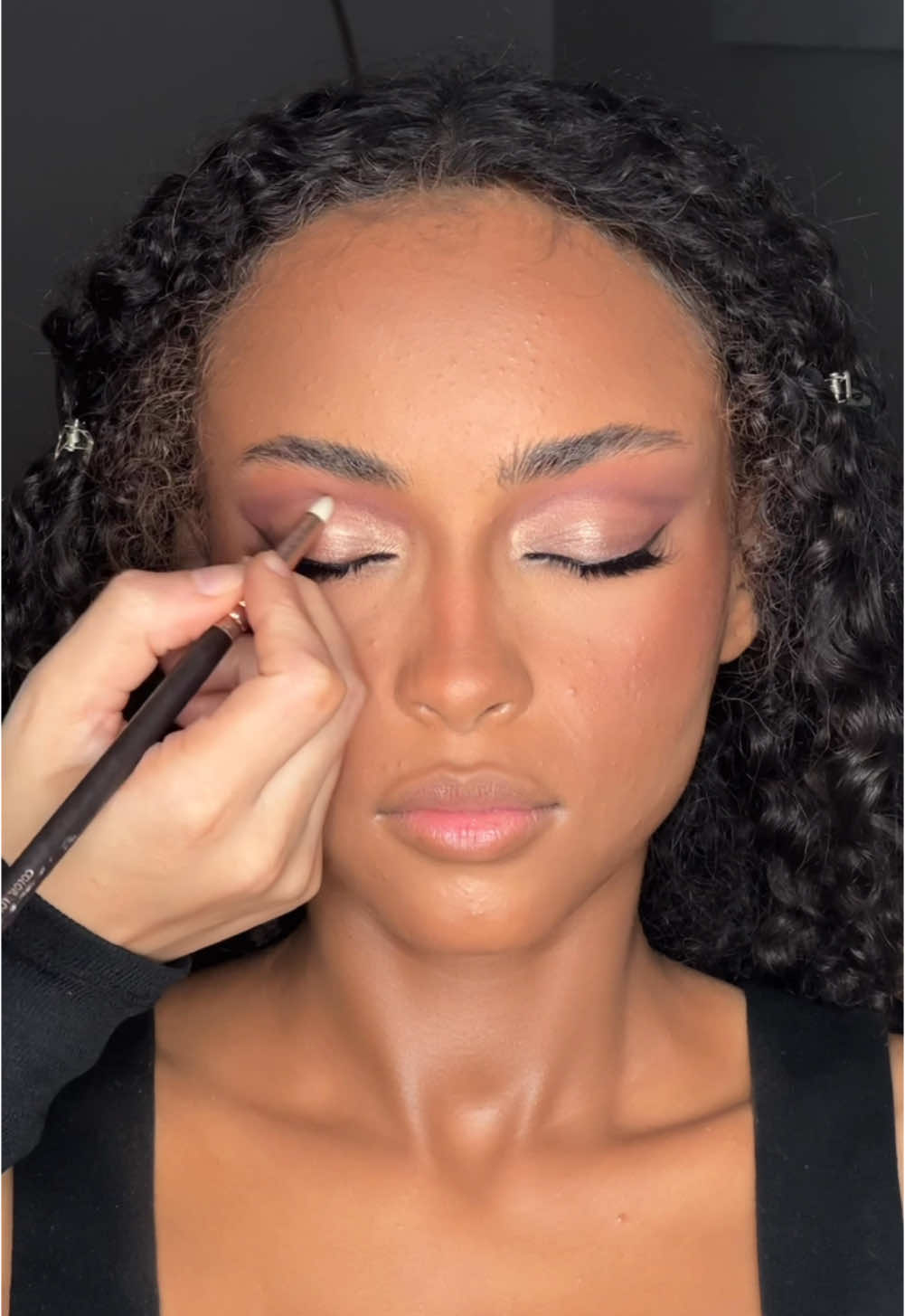 Hello lovelies 💜 Let me show you what we can do for dark skin queens!  This look is one of my favorites, and I’m excited to show it to you.  I aimed to make everything match with the skin tone, which is one of the types of skin I really love.  I hope you enjoy watching! #tiktoksalon  #makeup #beauty #jeddah 