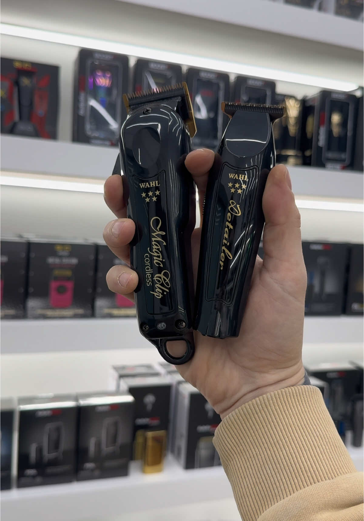 Discover the new @Wahlpro barber combo💈Magic Clip + Detailer Black Limited ⚫️ Grab your now!