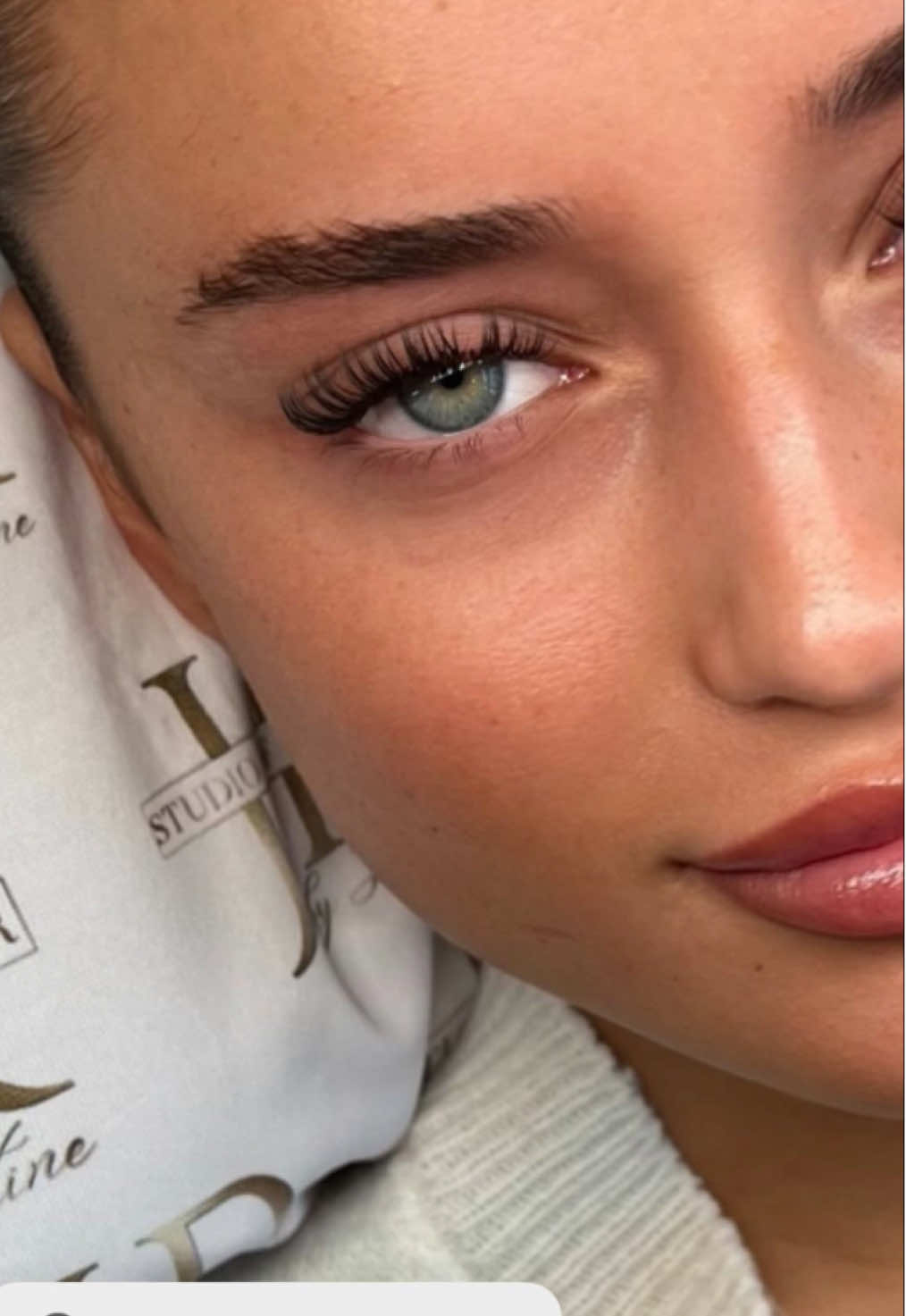 ✨ The Power of Lashes! ✨ Just look at this stunning transformation! 😍 My beautiful Girl shines even brighter with her new WET Look lashes – 9-13mm in D curl for that perfect mix of bold & natural elegance. 💫 Lashes that enhance your beauty, not overpower it! 💖 Ready to level up your look? let’s create magic together! ✨ #lashes #lashextensions #lashtech #lashartist #lashstylist #wimpernverlängerung #wimpernextensions #wimpernschulung #wetlook #munich #münchen #germany #studioofglamourlashes 