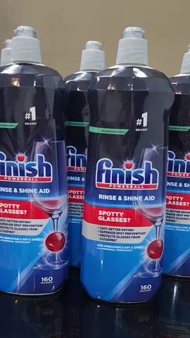 Combo 2 chai Nước Bóng finish 800ml dùng cho máy rửa bát- ĐỨC Công dụng: - Nước làm bóng và khô chén, đĩa Finish  - Công thức 5 trong 1 với các hoạt chất , làm sạch các cặn canxi bám trên chén đĩa, loại bỏ các vết nước và hiện tượng bị hơi nước bám trên bề mặt chén đĩa, làm chén đĩa khô nhanh hơn, an toàn vệ sinh và cho hiệu quả làm sạch tốt hơn, các dụng cụ nhà bếp sáng bóng hơn, giảm thiểu các vết trầy xước. - Tiết kiệm thời gian, chi phí chăm sóc bởi công thức tích hợp bảo vệ chén đĩa cùng một lúc. - Diệt khuẩn, khử mùi, mang lại hương thơm tươi mát, dễ chịu dài lâu. - Nước làm bóng chén, đĩa được dùng kết hợp là dung dịch trợ xả để hỗ trợ làm bóng, khô chén đĩa, thường được sử dụng kết hợp các sản phẩm như: bột rửa chén, viên rửa chén chuyên dụng dành cho máy rửa chén và muối làm mềm nước trong máy rửa chén  Hướng dẫn sử dụng: - Mở ngăn chứa dung dịch làm bóng chuyên dụng trên máy rửa chén rồi đổ đầy nước làm bóng và khô chén, đĩa Finish vào ngăn chứa - Chọn mức độ làm bóng 1, 2, 3, 4, 5, 6 trên máy rồi đóng nắp lại. - Vận hành máy rửa chén bình thường, máy sẽ tự động lấy nước làm bóng và khô chén đĩa ra để sử dụng ở cuối chu trình rửa chén. Chú ý: - Bảo quản nơi khô ráo và thoáng mát, tránh xa tầm tay trẻ em XUẤT XỨ : ĐỨC #bongfinish #vienruabatfinish #hangducchinhhang #hangnhatgiatot5 #FinishNhapkhau #mayruabat #muoifinish 