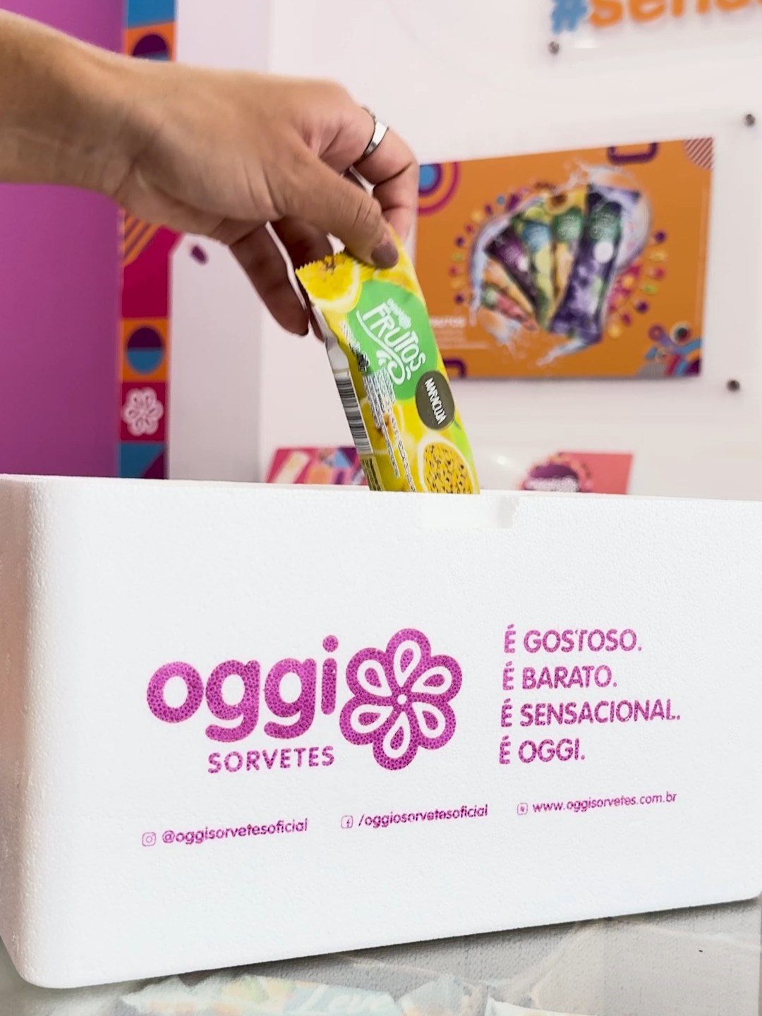 Não é mágica, é só a fórmula perfeita: fruta de verdade → picolé de respeito. 🍇🍓 #OggiSorvetes #Picolés #Sorvetes #Sobremesa