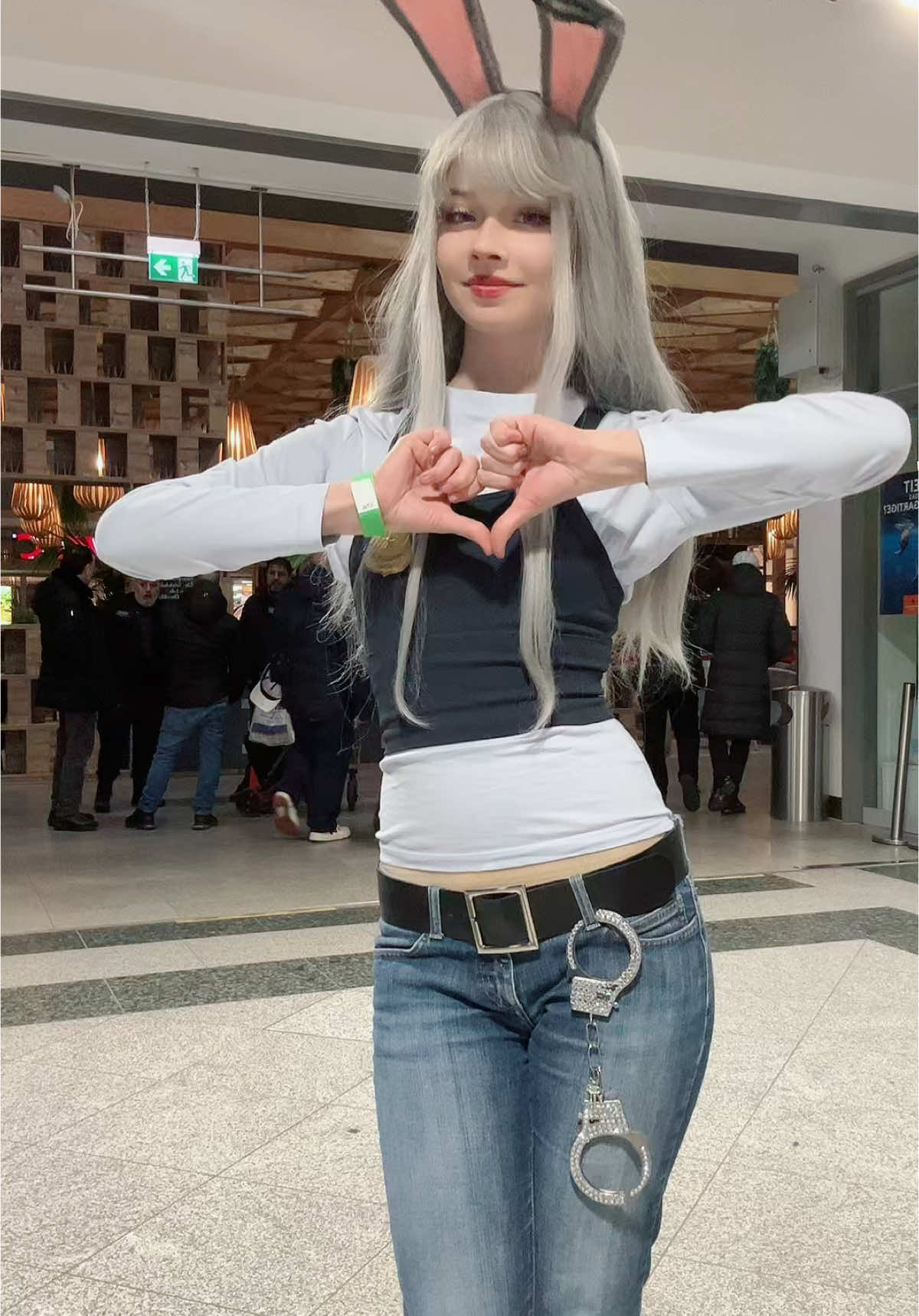 At the end, you can also see a teenager in the back right. They made fun of us, filmed us, and called us NPCs🧍‍♀️#judyhopps #zootopia #judyhoppscosplay #zootopiacosplay 