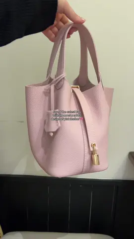 so elegant 🎀 absolutely LOVING this new purse! 🫶🏻#bucketbag #realleather #cowhide  #leatherbag #leatherpurse #purse #bag #handbag #handbags #shoulderbag #whatsinmybag #whatsinmypurse #cute #toocute #fashion #viral #bagessentials #bagcollection #bags #pursecollection #pursetok #MomsofTikTok  #spotlightfinds #newyearnewaura #fashionlook #tiktokshoplastchance #ValentinesDay #valentinesdaygift #valentinesday2025 #tiktokshopjumpstartsale #tiktokshopjumpstart #tiktokshoploveatfirstfind 