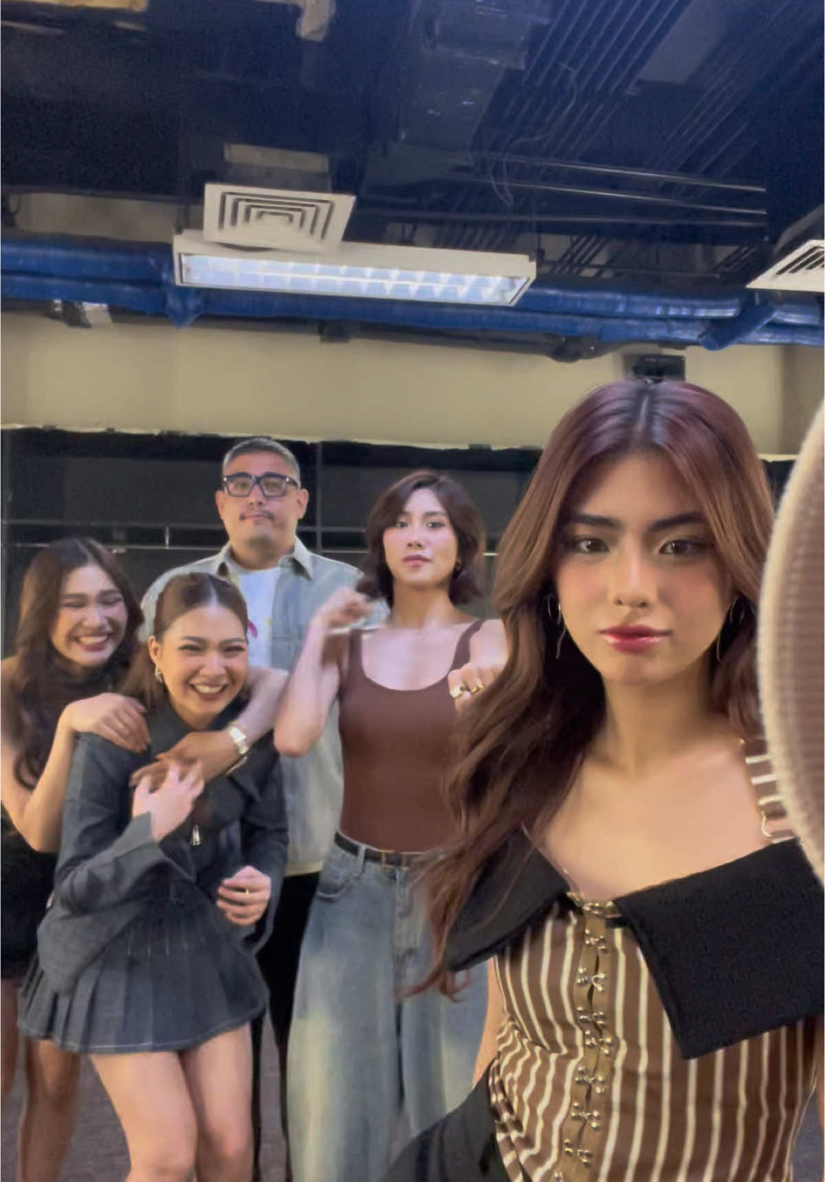 More @Rainbow Rumble promo shoot BTS with the @BINI PH girls! Cute cute nila, sara ibulsa 😊 #BINI #RainbowRumble #RainbowRumbleBINI 
