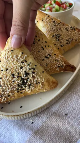 בורקס מטורטיות קליל זריז וממכר 🤤 את הקיפול ראיתי אצל רון יוחננוב והוא מגניב ונוח ממש! והמתכון - לגזור ולשמור ✂️ 2 חבילות טורטיות (16 יחידות סה