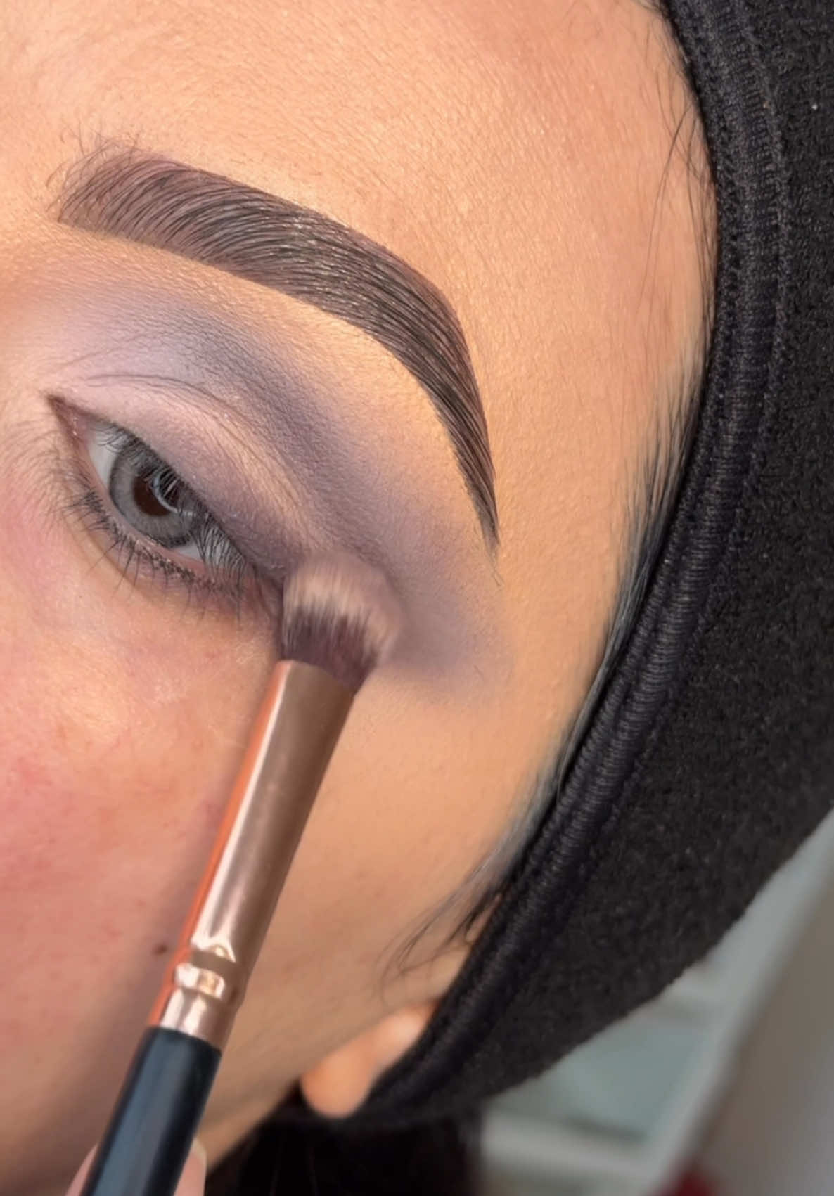 This Glam is inspired by The  💜UBE Collection by Huda Beauty  Join my 1-on-1 makeup sessions ONLINE & IN PERSON today and master this glam step by step! I’ll share all the tips and tricks you need to perfect your look. Don’t wait—spots are filling up fast! Product used: @PLOUISE Base @Huda Beauty Icy Nude Palette. @TATTI LASHES In the style 90’s baby @hudabeautyshop UBE COLLECTION. #ube #hudabeautypalette #lilacmakeup #purpleeyeshadow #glittereyeshadow 