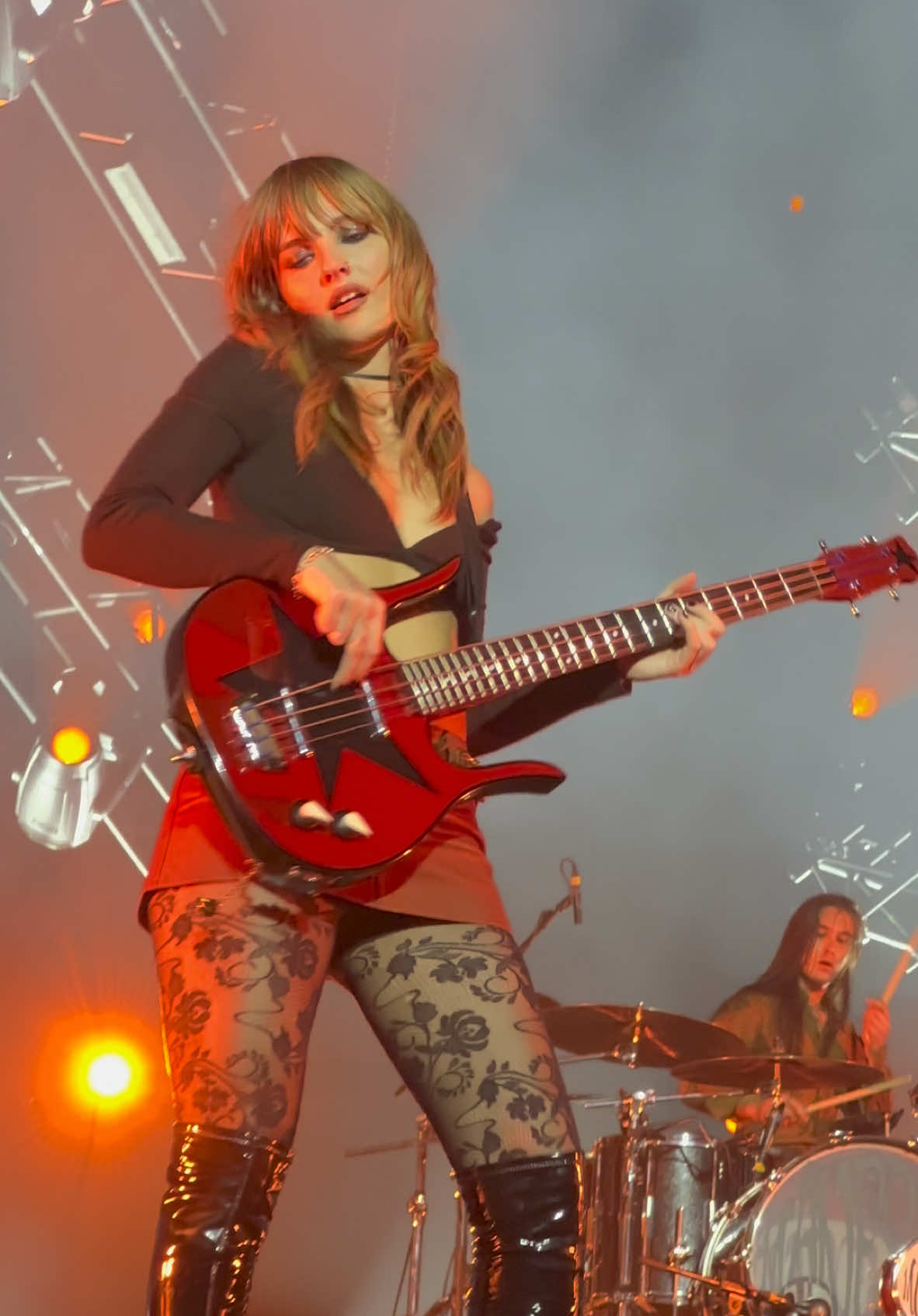 🤩 @Måneskin @Victoria De Angelis  #victoriadeangelis #victoria #vic #vicdeangelis #damianodavid #damiano #thomasraggi #thomas #ethantorchio #ethan #må #måneskin #maneskin #fy #fyp #foryoupage #trending #concerts #concert #music 