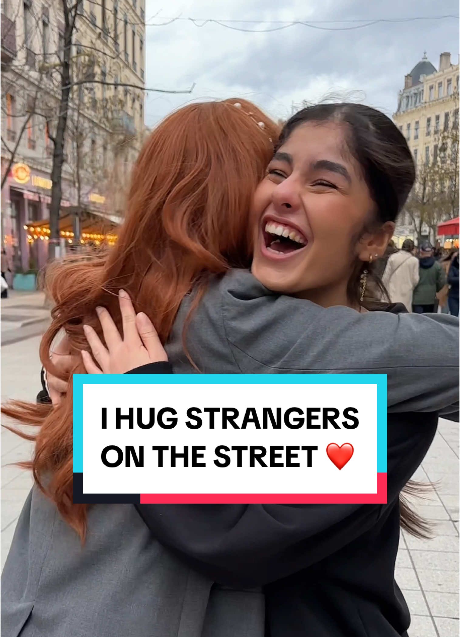 comment a hug ! 🫂❤️ #lyon #microtrottoir #loveyou #hug #calin #inconnu #danslarue 