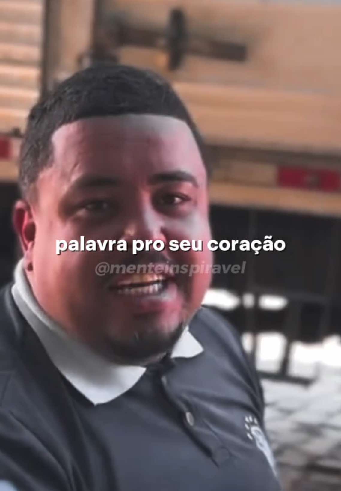 A “Você pediu uma resposta pra Deus, né?”  Não precisa nem me responder, porque essa palavra foi direcionada pelo Espírito Santo direto pro seu coração. Durante todo 2024, você clamou, pediu, orou, e parecia que Deus tinha virado as costas pra sua história. A ansiedade tomou conta, a angústia pesou, talvez você tenha enfrentado uma depressão, o fim de um relacionamento, uma crise financeira ou até problemas de saúde - seja em você ou em alguém que você ama. Mas ouça bem: hoje o cenário começa a mudar. A palavra que Deus entrega ao seu coração é clara e poderosa: “Aquietai-vos e sabei que eu sou Deus” (Salmos 46:10). Ele nunca te abandonou. Aquele silêncio que você achava que era ausência, na verdade, era Deus trabalhando em algo muito maior pra você. 🎥@@victorandreose  #deusnocontrole #féquemovemontanhas #confiançaemdeus