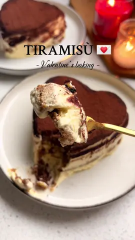 Tiramisù a forma di cuore!! 💌 Perfetto per lui a San Valentino💌 Ricetta: Ingredienti: _ 250 gr mascarpone  _ 100 gr zucchero  _ 2 uova  _ savoiardi q.b. _ caffè q.b. _ cacao amaro q.b. Montate gli albumi e lasciare da parte. Montate i tuorli con lo zucchero, aggiungete il mascarpone, poi gli albumi montati. La nostra crema è pronta! Foderate una tortiera a forma di cuore con la pellicola alimentare(oppure usate uno stampo in silicone a forma di cuore), alternate strati di crema a strati di savoiardi imbevuti nel caffè. Fate riposare in freezer per una notte. Sformate il cuore di tiramisù e ultimate con una spolverata di cacao amaro. #tiramisu #heartcake #valentineforhim #hearttiramisu #tiramisucuore #sanvalentino #heart #FoodTok #desserttiktok #forhim #valentinesbaking #valentinesdaybaking #perte #fyp #EasyRecipe #valentinesbakingidea #andiamoneiperte #perteeee #ValentinesDay #andiamoneiperteee  Idee regalo per San Valentino 