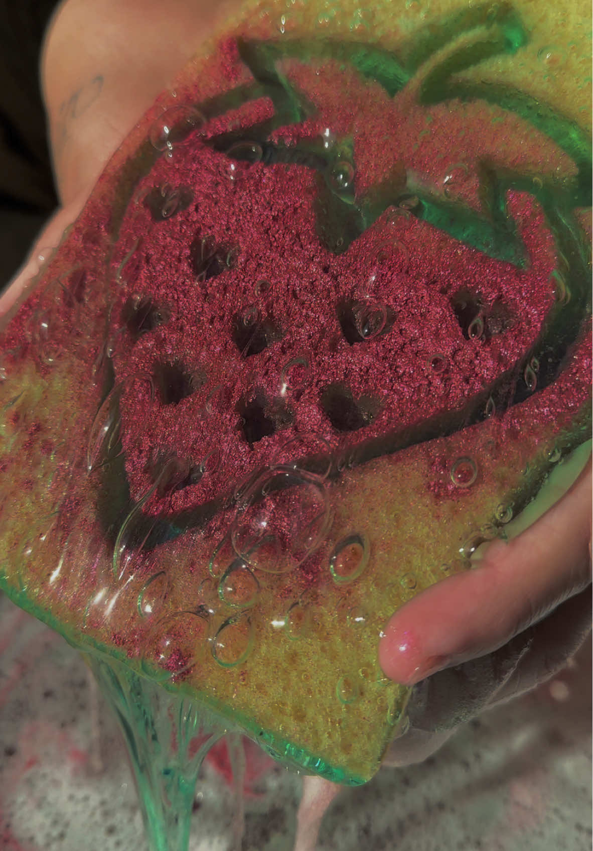 Happy Monday 🍓 sponge by @Jacki ♥️💚  #fyp #asmr #cleaning #viraltiktok #foryourpage #cleaningtiktok #satisfyingvideos 