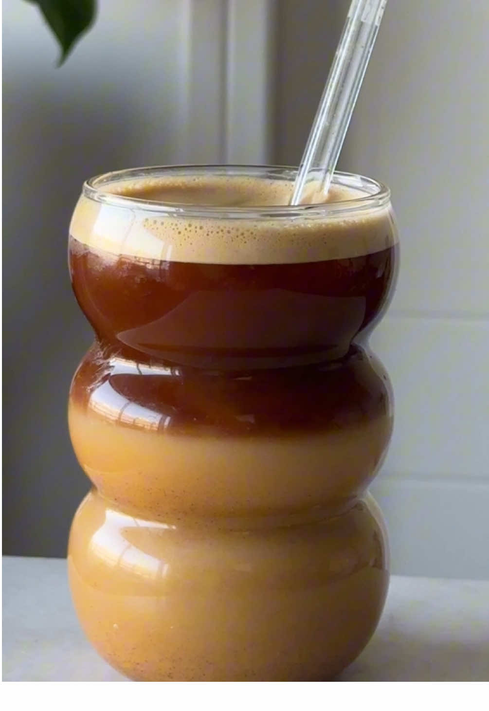 4 recettes avec 1 butternut ♻️ (La Faim Du Gaspillage 💚 épisode 2) 1 : Graines de courge 🌿 (snack)  Lavez et séchez les graines de courge. Mélangez les avec 1cs de maïzena, 1cs de paprika fumé, 1cc d’ail en poudre, sel. Ajoutez 1cs d’huile d’olive et enfournez pendant 20min à 180•c. À conserver dans un bocal. À déguster dans des salades ou en snack pour l’apéro. 2 : Gaufres 🧇  170g de purée de courge, 80ml de lait (ici végétal), 2 œufs, 50g de farine (ici farine de riz) 3 : Pumpkin spice granola   200g de flocons d’avoine, graines au choix (ici 2cs de graines de chia et courge), 2cs de purée de courge, 2cs de mélange 4 épices, 2cs de purée de cajou, 6cs de sirop d’érable, vanille en poudre, fleur de sel Bien étaler finement le granola et enfournez 15min au four à 180•c. Laissez le entièrement refroidir avant de le mettre en bocal, il doit être croustillant. Ajoutez des cranberries si vous aimez. 4 : Pumpkin spice latte  2cs de purée de courge, 1cs de sirop d’érable, 300ml de lait, 1 pincée de vanille en poudre, 1cc de mélange 4 épices. Laissez infuser pendant 10min à feu doux / moyen filtrez et servir avec des flacon et 1 expresso (ou chaud sans glaçons) #antigaspi #antigaspillage #butternut #gaufres #healthyrecipes #recettessaines #pumpkinspiceeverything 