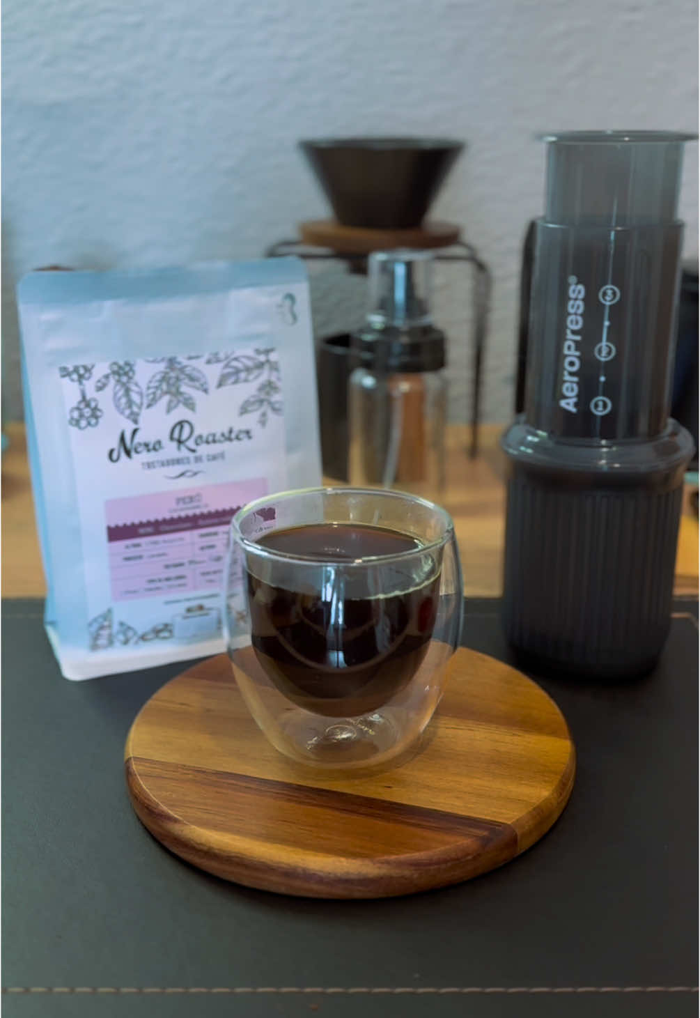 🌟 En el laboratorio probando nuevas recetas con la Aeropress 🤩 Y probando un exquisito café de @nero_roaster  Un americano intenso con mucho sabor. Método invertido: - 30gr de café - Agregar 120gr de agua - Revolver unas 20 veces - Tapar y girar  - Presionar gentilmente el émbolo - Agregar 100gr de agua a la taza #cafe #coffeetime #coffee #coffemachine #coffelover #baristaschile #homebarista #espresso #cafeamericano #aeropress #aeropresscoffee #aeropressgo #aeropressrecipe