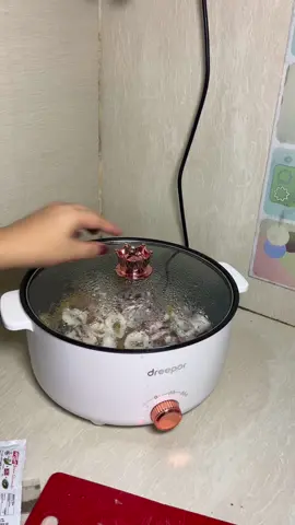 Gamit na gamit talaga to sa kahit ano mang lulutuin ninyo. Check out na sa yellow basket. #dreepor #dreepormultifunctionalcooker #multifunctionalcooker #dreeporelectriccooker 