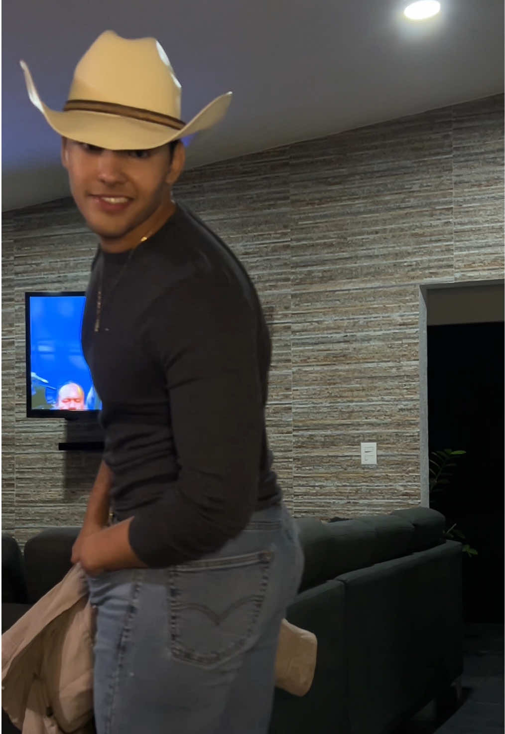 Fit checkkk 🧥🤠 #men #menstyle #ranchero #OOTD #grwm #outfitcheck #vaquero #vaqueros #hebillas #hebilla #sombrero #ranchlife #jeans #rancho #fyp #explore 