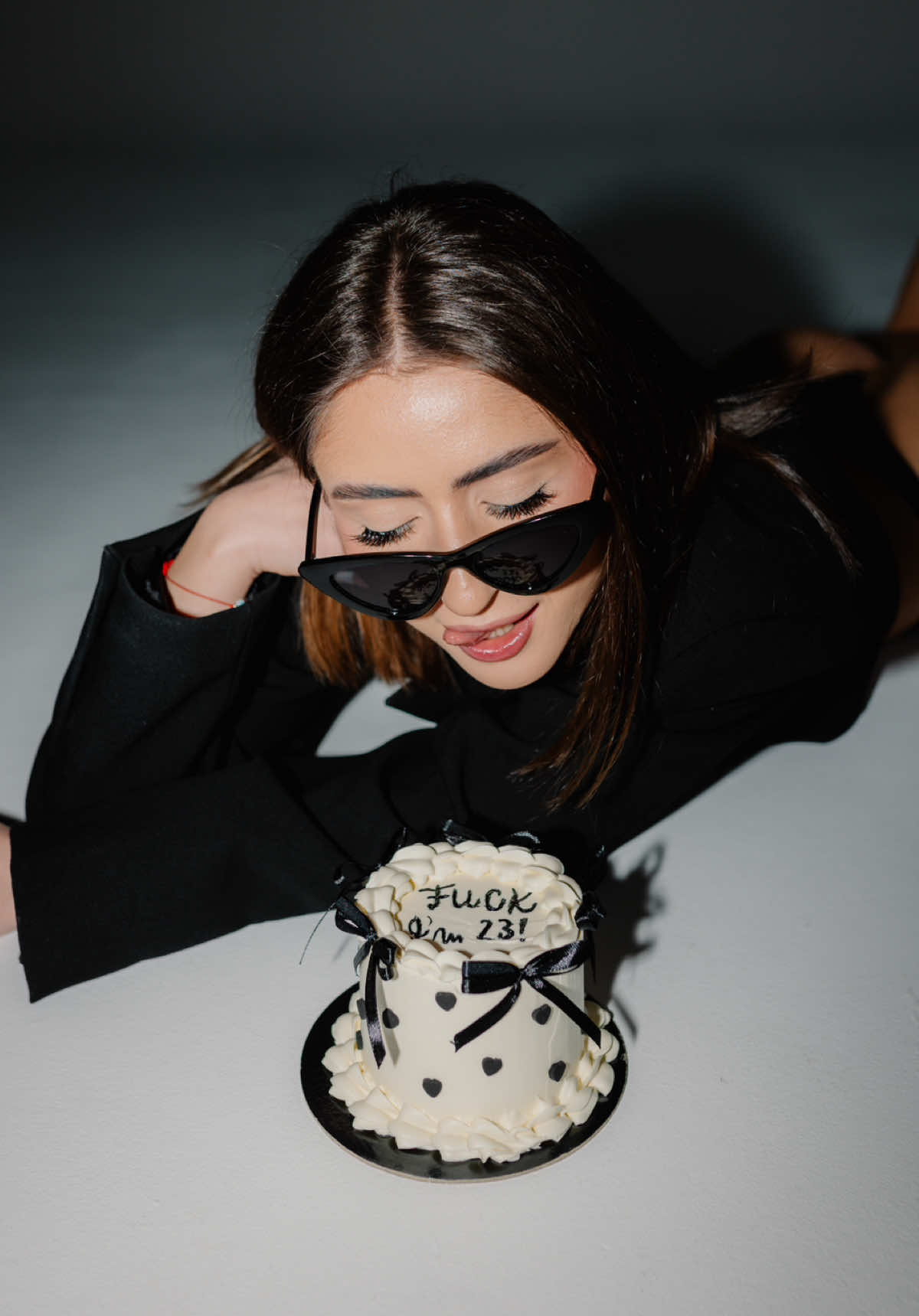 Wish list 🤞🏼🎂 #birthday #birthdaycake #bentocake #birthdayphotoshoot #photoshoot #model #birthdaygirl #23 #inspooutfit #photoshootideas #sesjazdjeciowa #modelka #urodziny #sesja #studio 