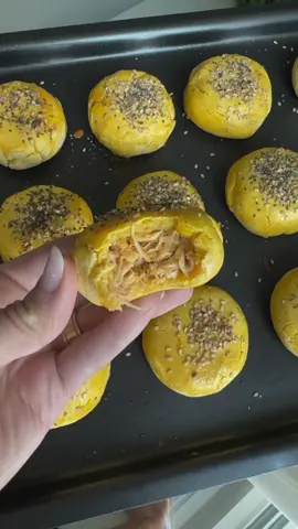 PÃOZINHO DE ABÓBORA RECHEADO E SEM GLÚTEN INGREDIENTES: - 1 xícara de abóbora cozida e amassada - 1 colher (sopa) de azeite de oliva - 1 ovo - 1 colher (chá) de sal - 2 xícaras ou até dar ponto de mix de farinhas sem glúten - Recheio de sua preferência FINALIZAÇÃO: - 1 gema de ovo - Sementinhas de sua preferência (gergelim, chia ou linhaça) MODO DE PREPARO: Em um recipiente misture a abóbora , o azeite, o ovo e o sal. Acrescente o mix de farinhas até obter ponto de desgrudar das mãos. Pegue porções da massa, abra com as mãos, recheie e feche. Molde no formato de bolinhas levemente achatadas. Coloque em forma untada e pincele sobre os pães a gema de ovo e salpique as sementinhas. Asse em forno pre- aquecido a 200 graus por cerca de 30 minutos ou até ficarem assados. Rendimento: em média 10 unidades. #Fitness  #receitafit  #nutriçao  #dieta  #emagrecimento  #academia  #musculação  #treino 