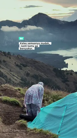 Menapak tinggi bukan hanya untuk menaklukkan puncak, tapi juga untuk merendahkan diri dalam sujud kepada-Nya🏕️ . . . . #sholatdiketinggian #rinjani #Mountain #rinjani3726mdpl♥ #holiday #adeventure #trekking #Hiking#trevel #trevelblog #treveling #viral #tiktoker #fyp 