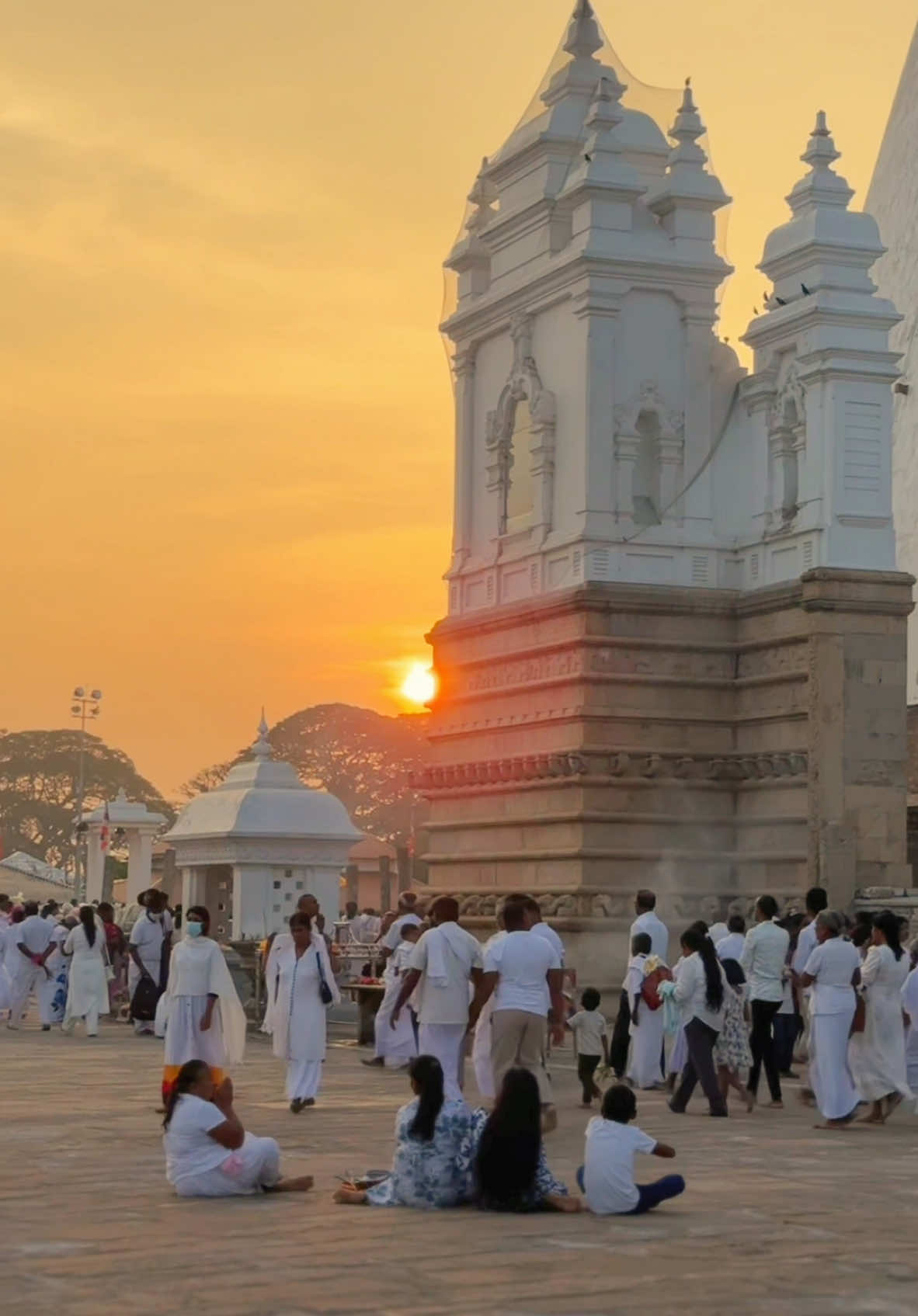 උතුම් වු ද්‍රෝණයක් ධාතූන් වහන්සේලා වැඩ සිටින රුවන්වැලි මහා සෑ රදුන්. 🙏🏻🙏🏻🙏🏻#anuradhapura_sri_lanka🇱🇰 #ruwanwaliseya #atamasthanaya #srimahabodiya 