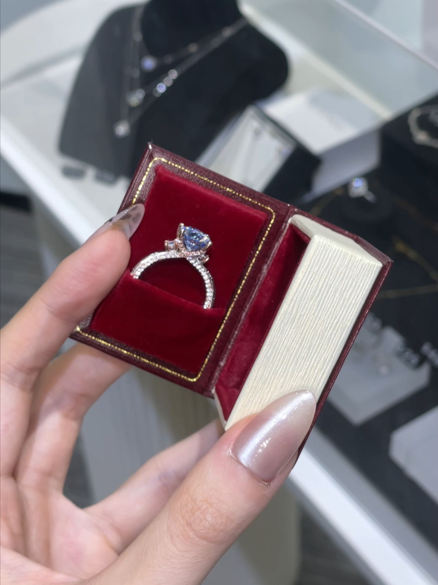 do you love this blue ring? will this be your valentine's gift?#jewelrylover #s925sterlingsilver #queenou #moissanite