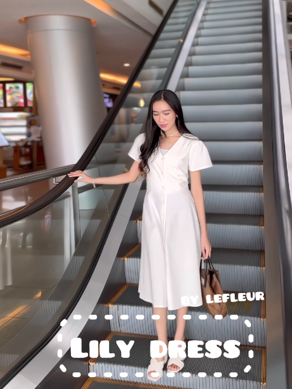 Lily dress white..  dress warna putih yang sangat cantik untuk dipakai ke mall ataupun acara besar lainnya ..  #fyp #dress #lefleur #lily #dresswhite #OOTD 