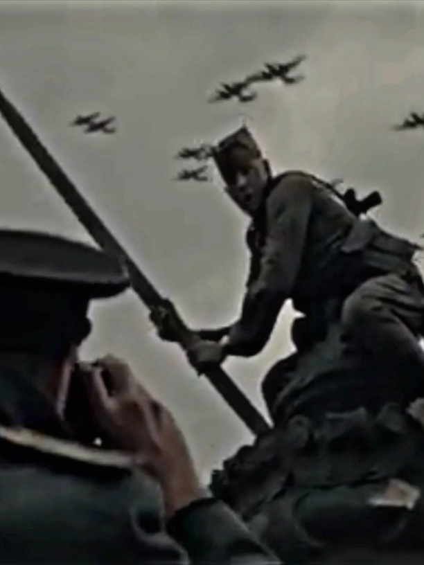 pengibaran bendera Uni Soviet oleh Abdulkhakim Ismailov di atas gedung Reichstag #History #fypシ #fyp #fypage #fypppppppppppppp #worldwar2 #ww2 #ussr #sovietunion #abdulkhakimismailov 