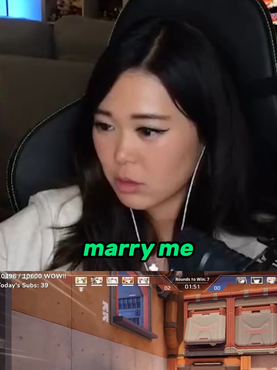 Weird gamer guy proposed to ExtraEmily 😏 #extraemily #extraemilyclips #otk #otkteam #mizkif #mizkifclips 