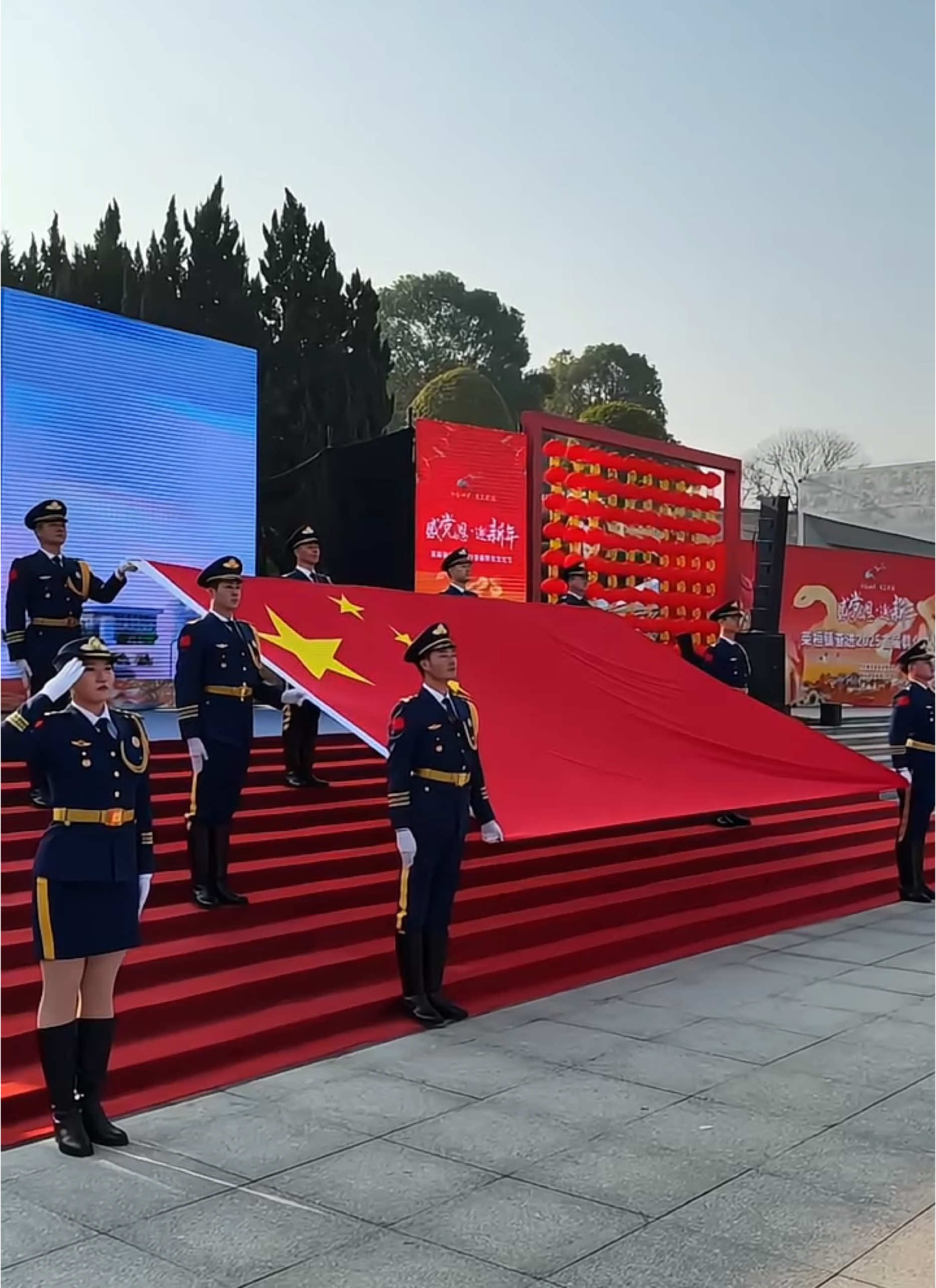 向国旗敬礼 ! 🇨🇳 #china #newchina #中国 #fyp #foryou #foryoupage #tiktok #trending 