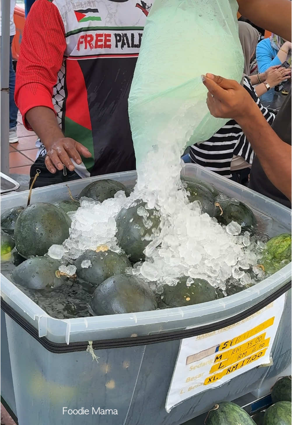 Perfect Fruit Juice! Fresh Watermelon Juice in Malacca Price : RM 9 / USD 2 Location : Cendol Jam Besar Bandar Hilir Melaka - Hdn.Menara.Jam Besar, Banda Hilir, 75000 Melaka Google map : https://maps.app.goo.gl/ULrp2CQFbftHgCpp6 #streetfood #malaysia