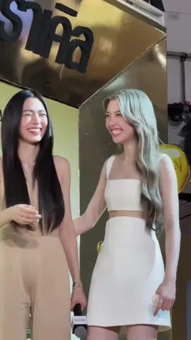 Quảng cáo dầu gội kiểu : 👭😆  #LingOrm #หลิงออม #linglingkwong #หลิงหลิงคอง #ออมกรณ์นภัส #ormkornnaphat #funnyvideos 