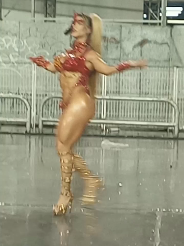 Carolina Arjonas durante o #ensaiodecarnaval  da #dragoesdareal  #gentefeliz  #carnaval2025 #musafitness #fit  #musadocarnaval2025rj #Fitness #saopaulo  #samba  #ligacarnavalsp  #sambodromodoanhembi #traçobalansso 