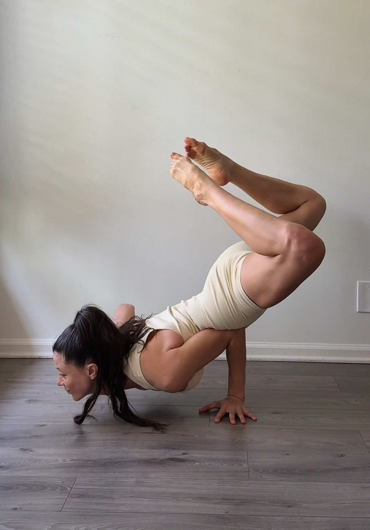 Advanced yoga flow #neosutras #yogaflow #yogacoach #yogaonline #advancedyoga #flexibilitycoach #flexibilitychallenge #homeyoga 
