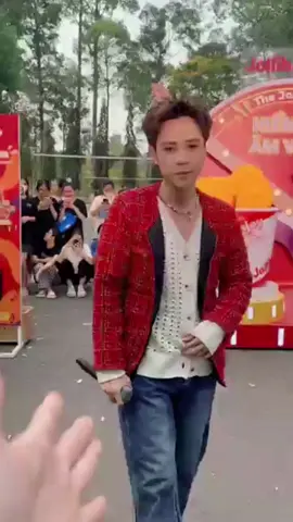 Ủaa Ủa. Fan Quang Hùng đâu ạ? Đc nắm cái tay kìa ..... #quanghungmasterd #quanghungmasterd💙🦌 