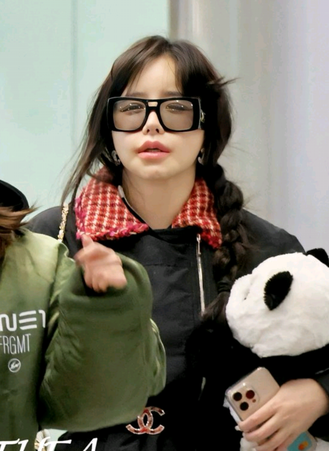 Bommiie world and her Little move 😂🤭🥰🤏👑✨♥ #2ne1 #parkbom #welcomeback 