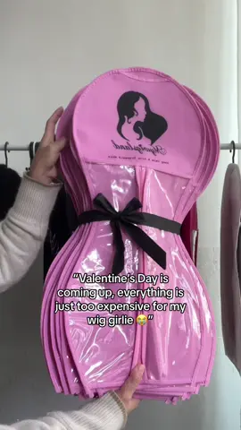 Perfect thoughtful Valentine’s day gift for the wig girlies 💘 #wiggift #hourglassshape #wigstoragebag #tiktokmademebuyit #wighangerstorageideas #organizeinstyle #valentinesdaygift #fashiontiktok #valentinesdaygiftideas #wigstoragehack #hairorganization #hairhacks #amazonfinds #wiggirlies #wigstorageorganizer 