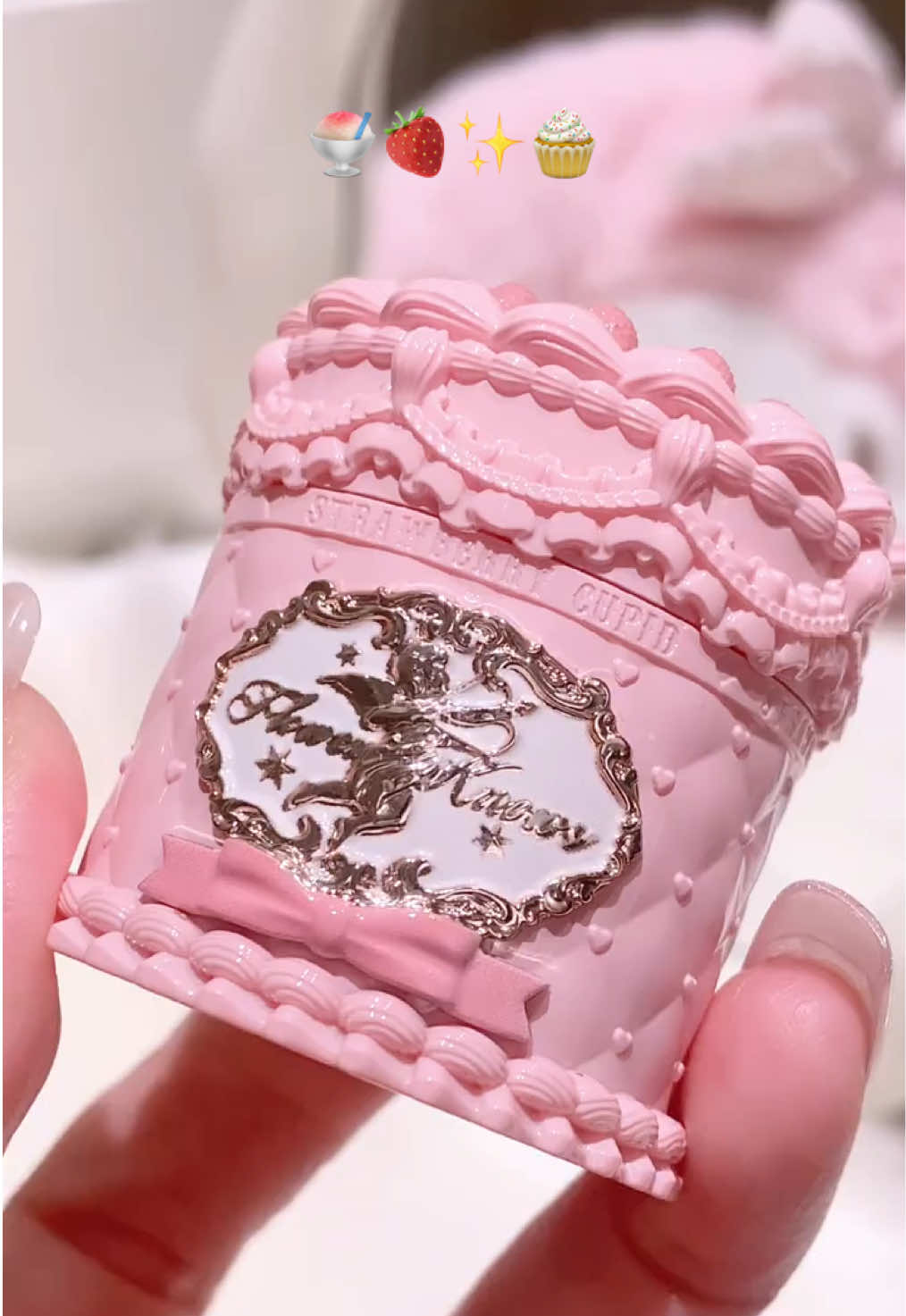 Tưởng bánh kem hong á, nhưng là son kem Flower Knows Strawberry Cupid 🍓🎀🍧 #crexiaohongshu #review #sonmoi #lipstick #flowerknowsstrawberrycupid #swatches #swatchson #viral #BeautyTok #fyp #trending   