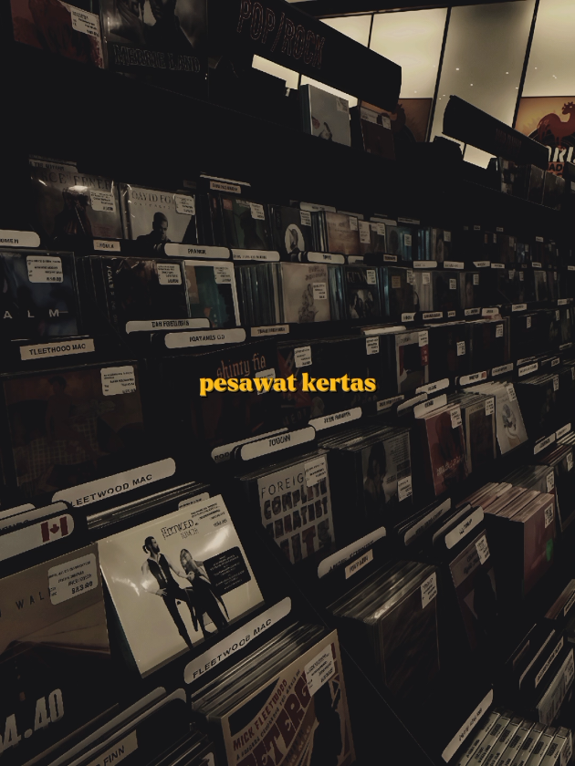 jangan bandingkan jarak terbangnya 🎶 Pesawat Kertas 365 Hari - JKT45 #fyp #foryou #foryoupage #lirik #music #armkmai #templatecapcut #CapCut 