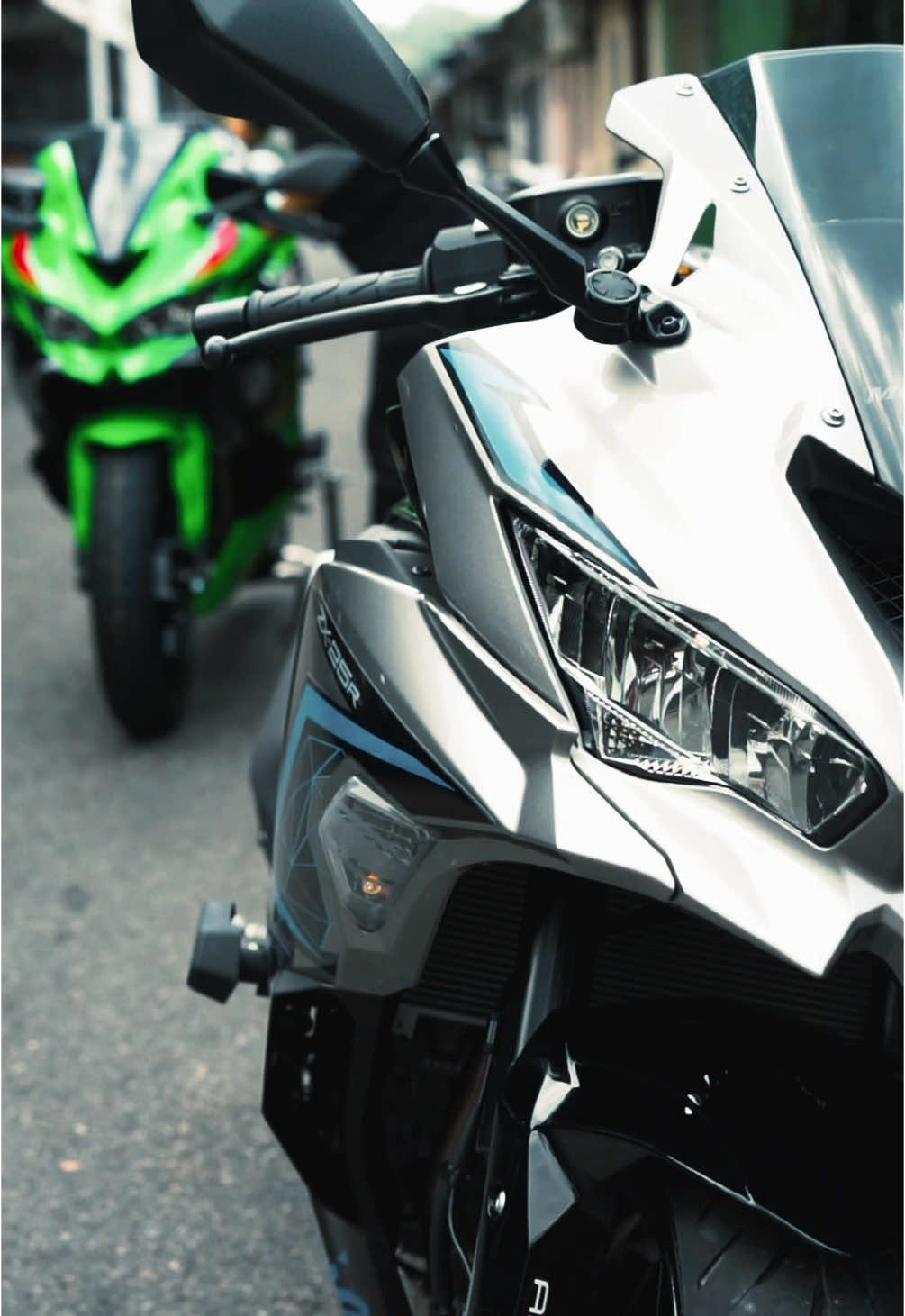 Silver Surfer ZX25R SE. Inline 4 soundtrack, pleasure to your ears. . . . . #Kawasaki #KawasakiSerdang #ZX25R #ZX25RSE #Motorbike #Inline4 #Yoshimura #Akrapovic #SerdangMotorcycle #Ninja #KawasakiNinja #fyp
