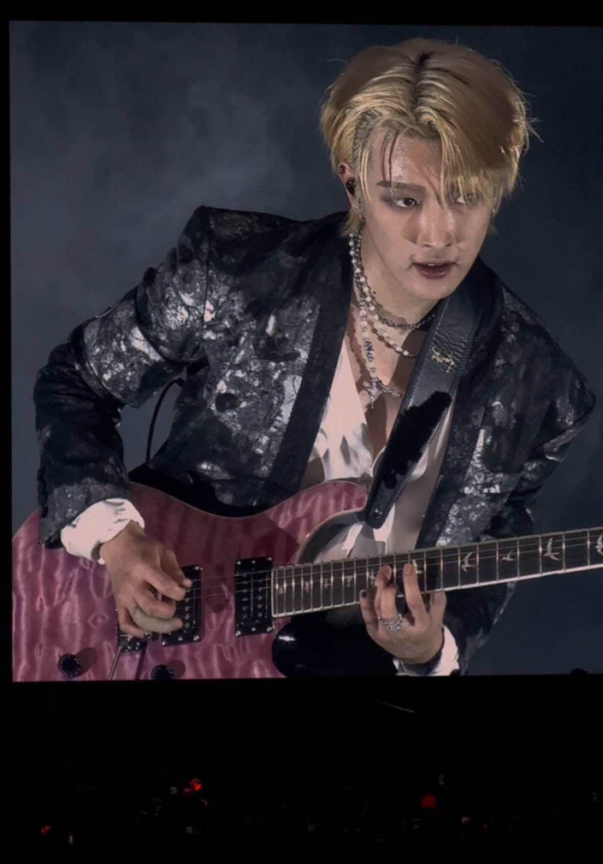 #ATEEZ | Hongjoong ‘s guitar solo intro from guerrilla in Amsterdam! #ateezworldtour2025 #ateezamsterdam #towardsthelight #towardsthelighttour #hongjoong #ateezguerrilla #ateezamsterdam 