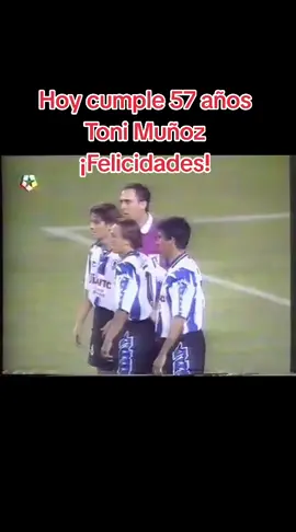 Hoy cumple 57 años Toni Muñoz, uno de los grandes defensas del Atlético de Madrid. Llegó al At. Madrileño en la 1989-90 (22 partidos). En el 1º equipo jugó entre 1990-01 (327 partidos). Ganó 1 Liga y 3 Copas. También fue director de fútbol base y director deportivo. Muchas Felicidades. #HistoriaATM #atleticodemadrid #atleti #tonimuñoz #felizcumpleaños #leyendaatletica