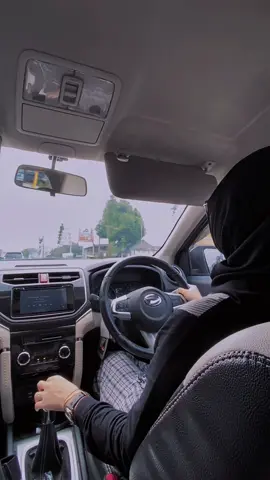 Aku nyetir pke alas kaki yaa ga nyeker 😭 #nyetirmobil #nyetirsendiri #nyetirmobilmanual #mobil 