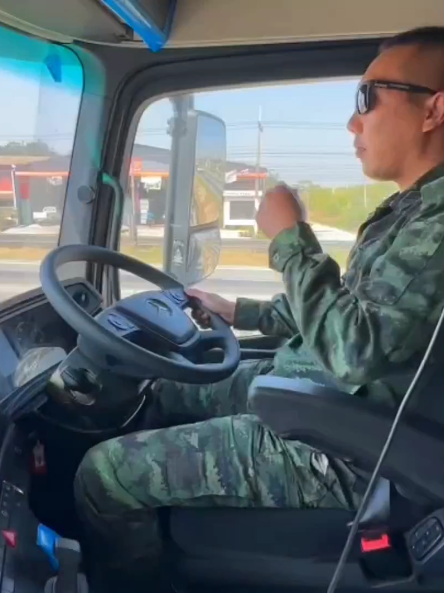 แอร์เย็น เพลงเพราะ จัดไป💂‍♀️🚛#CapCut #พลขับรถหัวลาก #หัวลากทหาร #ทหารขนส่ง #เบอร์5 #หวานเจี๊ยบ #viral #fyp 
