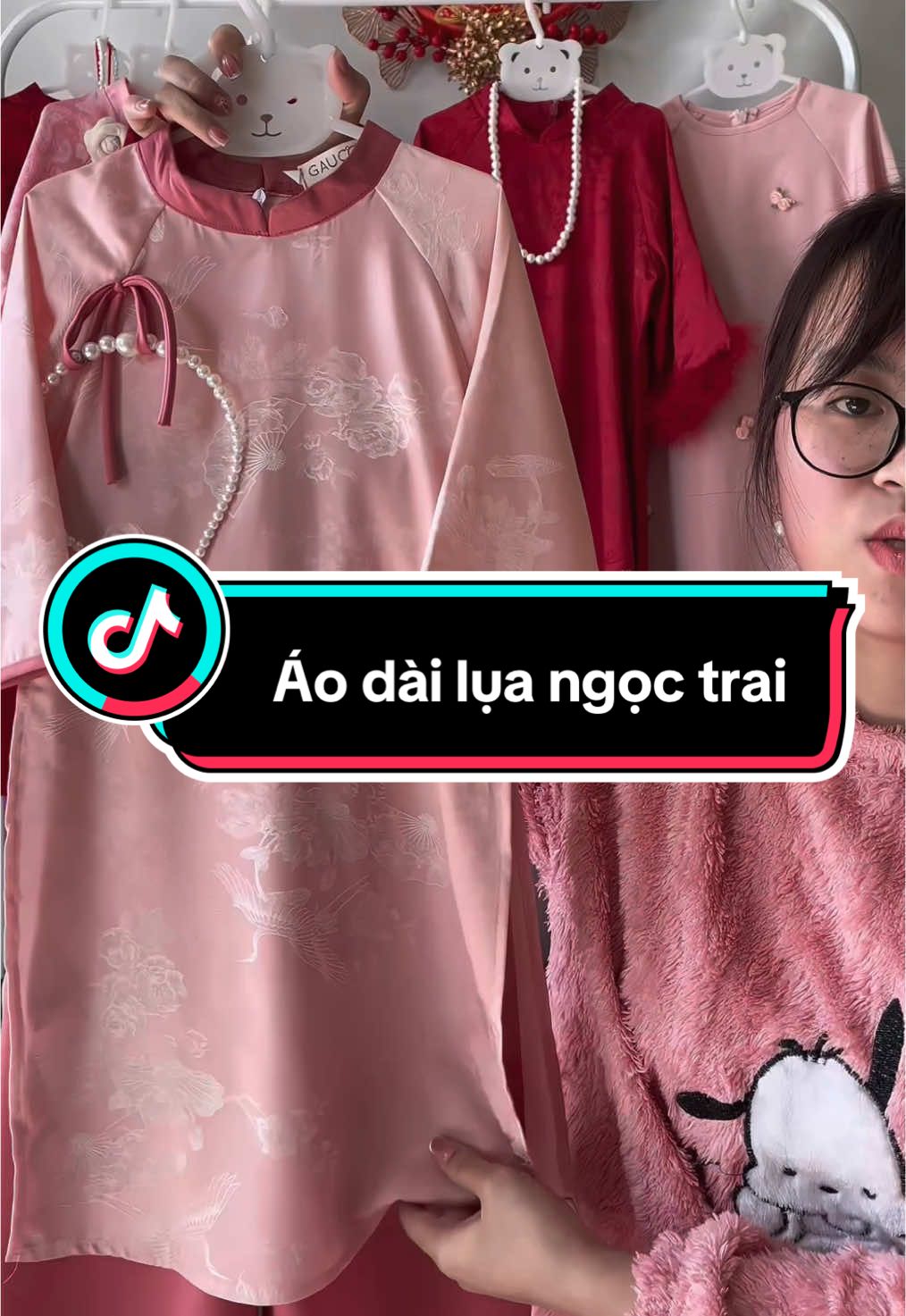 Áp dài lụa đi chùa cho các bé về thêm rồi ạ. Mời các mom lựa nha, tone màu hồng đào rất xinh ạ #xuhuongtiktok #aodailuangoctrai #tiktokviral 