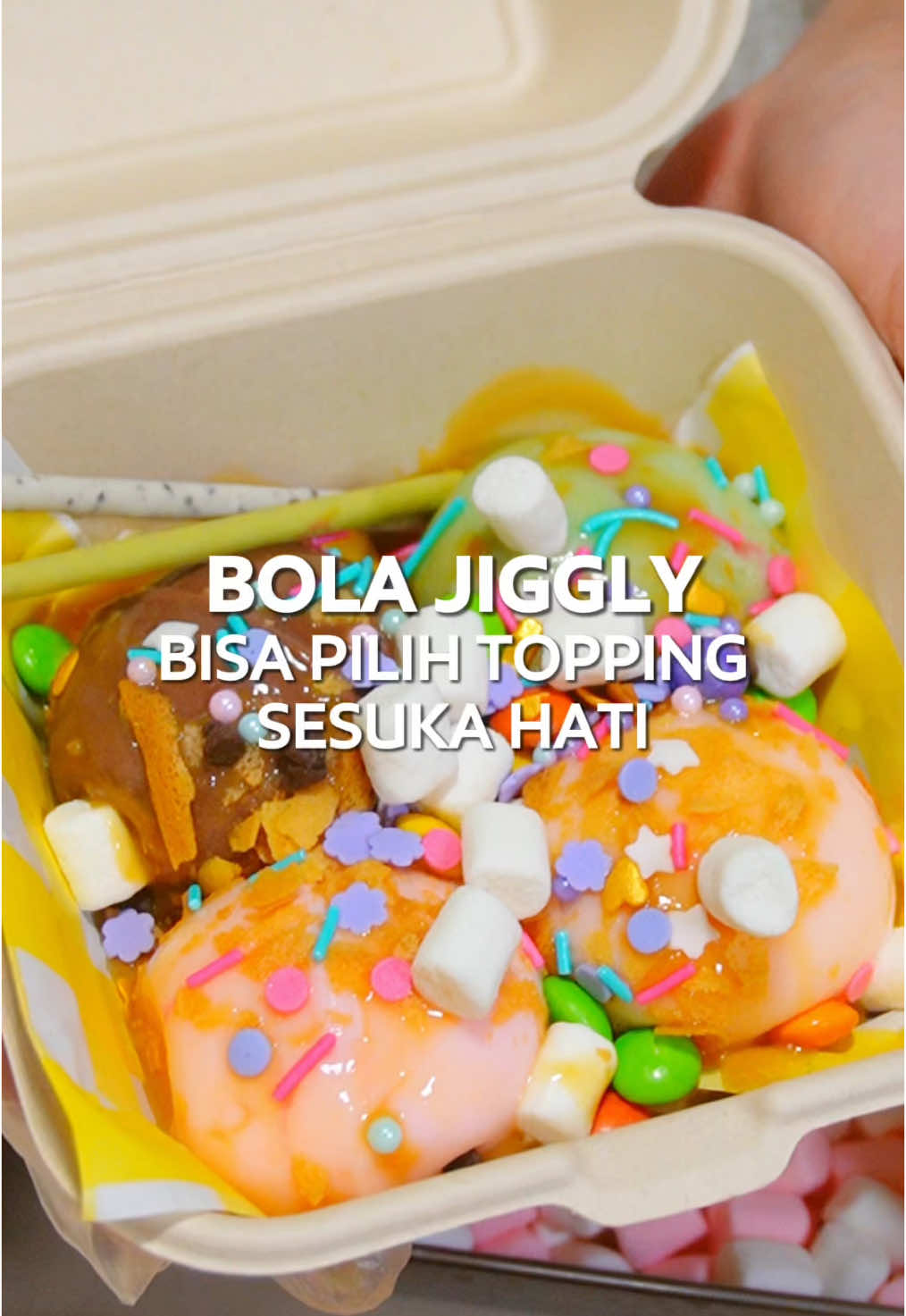 Replying to @pat. Bola-bola jiggly ini lagi viral di komplekku, yang jualan ini rame banget! Emang gemes banget ya, bisa pilih topping sesuka hati~ Kuncian jualannya ada di puddingnya, biar lembut & jiggly aku pake @Mom's Recipe Silky Pudding 🤤 #MomsRecipeSilkyPudding #JigglyBanget #SilkyBolaBolaJiggly #DessertViral Full resepnya disini🧕🏻⬇️ BAHAN: •⁠  ⁠Mom's Recipe Sillky Pudding, 1 bks •⁠  ⁠Air, 700ml #bolajiggly #viral #longervideos #idejualan #menupudding #resepsilkypudding #topping #halal #bahanmudah #tutorial #masak #review #fyp #fypシ #fypage #fypシ゚#viral #fypdongggggggg #fypp #fypdong #fypgakni #fypsound 