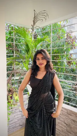 Bole chudiyan…🖤 . . . . . . #allaboutniha #foryou #foryourpage #fyp #dance #trending #explore #black #saree #bollywood #bolechudiyan 