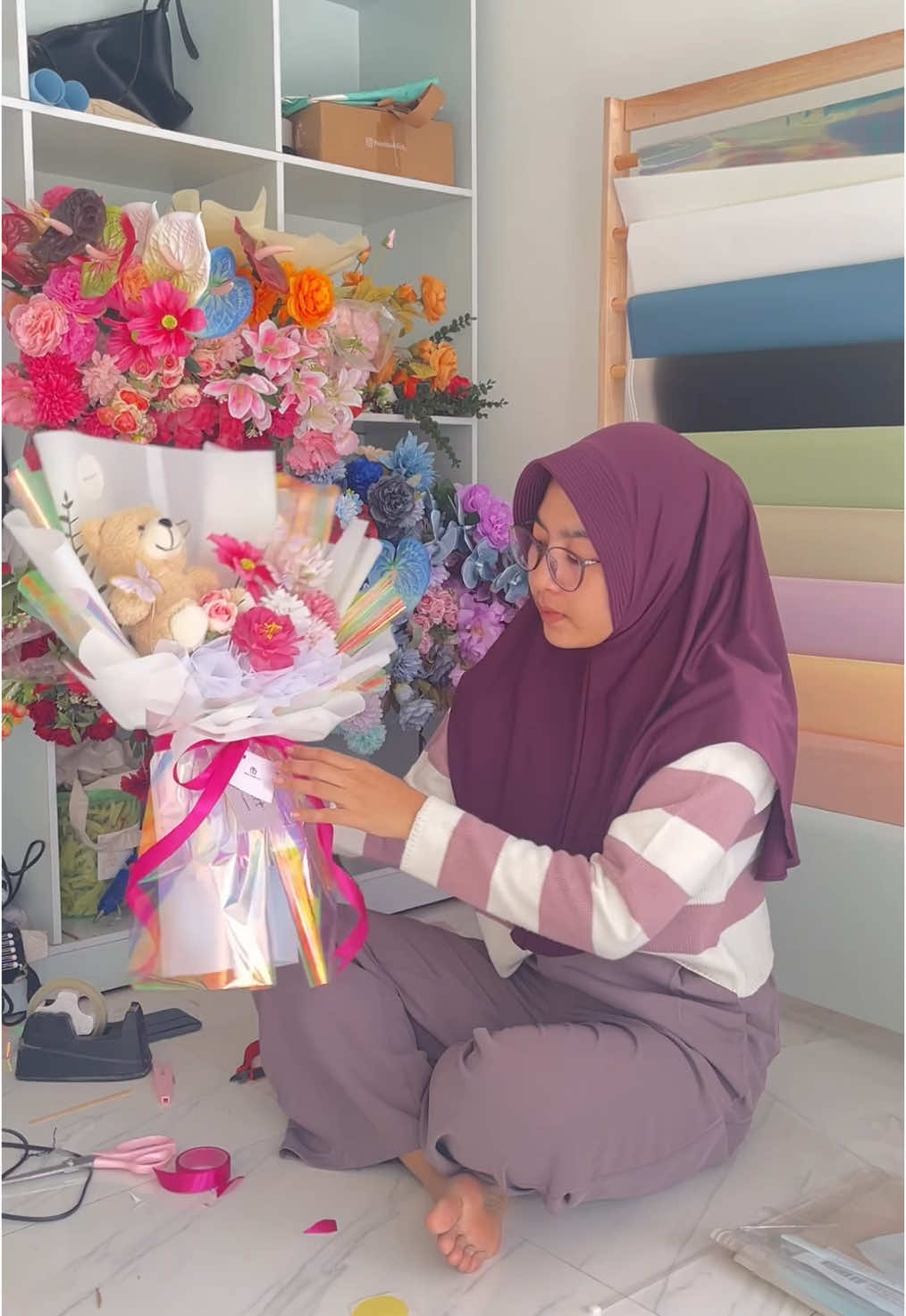 Wrapping buket lagi 😆 #fyp #buketbunga #buketwisuda #buketsidoarjo #buketsurabaya 
