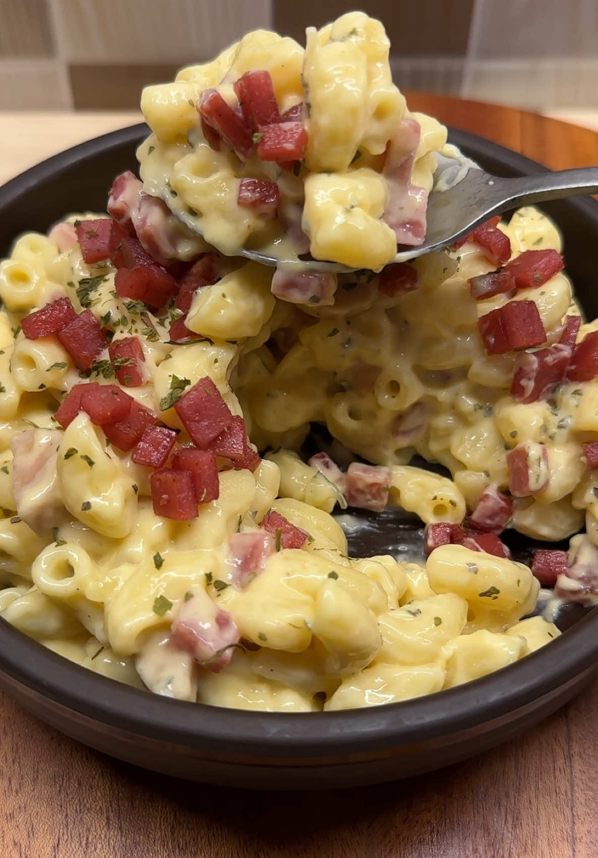 Mac n Cheese🧀✨ Bahan : 100gr macaroni (rebus hingga mateng) taburi minyak & garam 1 sdm margarin  1/4 bawang bombay 2 slice smoked beef (potong kecil) 1 sosis (potong kecil)  Tumis sampai smoked beefnya mateng  Masukin 1.5 sdm maizena  Aduk rata  Tambahkan 300ml susu uht Lada, garam, kaldu ayam bubuk & gula secukupnya 2 slice keju melt  1 sdm bubuk keju *koreksi rasa 