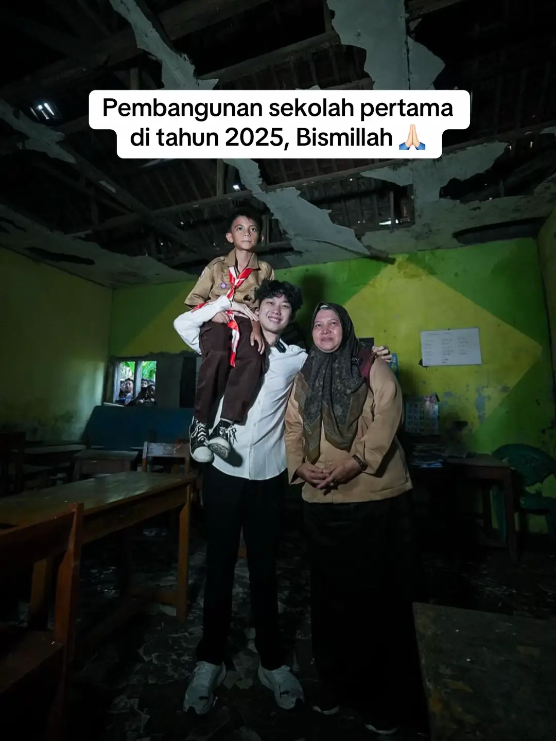 Setiap hari, anak-anak ini harus menyeberangi sungai dan berjalan di jalur sempit untuk sampai ke sekolah. Tapi perjuangan mereka belum selesai di situ… Ruang kelas bocor tanpa plafon, lantai kotor, tanpa WC, dan buku-buku yang sudah lusuh. Guru-guru hanya digaji 400 ribu per bulan, tapi tetap rela menyisihkan uang untuk beli keramik agar murid bisa belajar lebih nyaman. Meski sering dihina karena kondisi sekolah, semangat mereka luar biasa! Semoga pembangunan ini bisa segera selesai dan jadi tempat belajar yang lebih layak. Doakan yang terbaik, ya. 🙏🏻