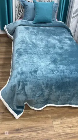 Plaide caniche une place et demi disponible en plusieurs couleurs  Prix : 3400 da Livraison 🚚 disponible 58 wilayas  Localisation Draria en face location de voiture number one #linge #lingedemaison #الحطة_الجزائرية #alger #algerienne🇩🇿 #prixraisonnable #كوفرولي #draria #doubleface 