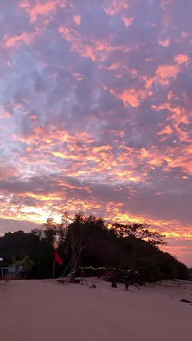 The sunrise beautiful isn’t it?  #sunrise #beach #pantaitanjungpenyu 